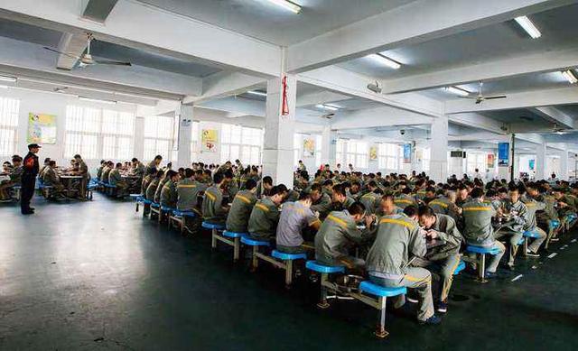 在监狱里服刑让人痛苦的根源是什么？
