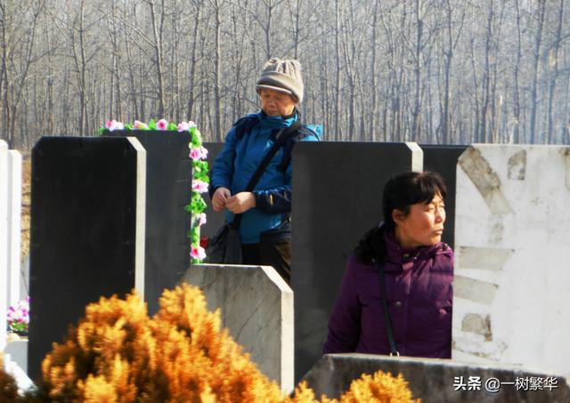 坟墓前，坐了一天的老爷爷不愿意回家，知情人称：老爷爷心里苦啊