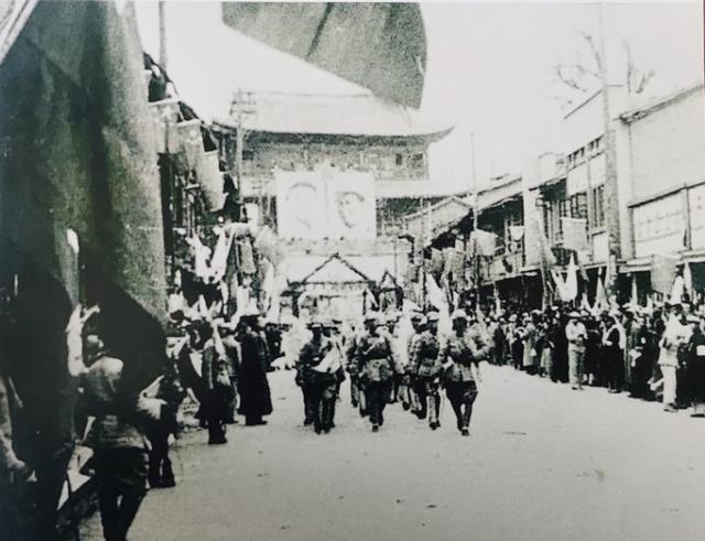 解放昆明城: 人民解放军浩浩荡荡进城, 老百姓夹道欢迎