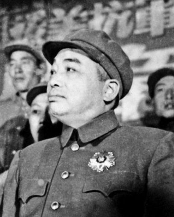 1965年，彭德怀冒雨探望邓华，在门口停下，警卫员：怎么不进去？