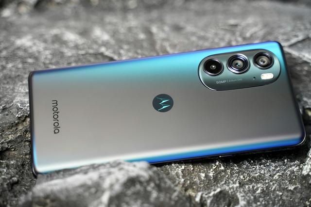 摩托罗拉edge X30：三主摄旗舰手机+骁龙8Gen1处理器，直降600元