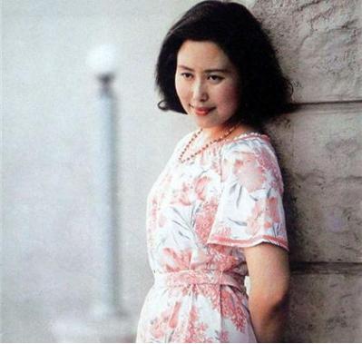 72岁的斯琴高娃：两段带泪的婚姻，三婚丈夫病逝，风光背后有眼泪