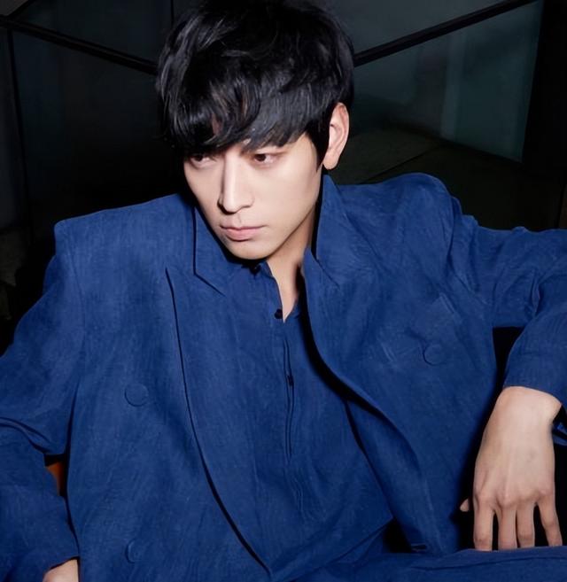 姜栋元1981年出生于韩国釜山,19岁时以模特身份出道,23岁时便凭借电影