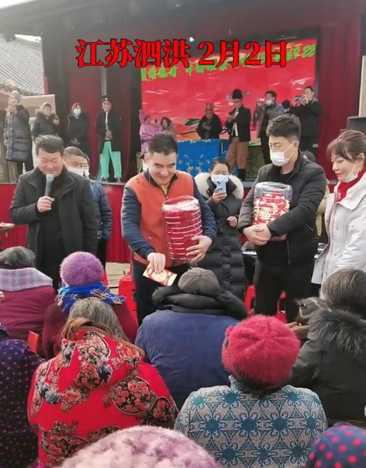 中国首善陈光标回家乡，给数百位老人发红包，网友称标哥又回来了