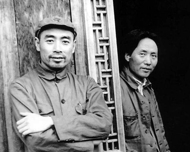 1950年徐向前去怀仁堂开会，周恩来看着最后一排笑了：你换个座位