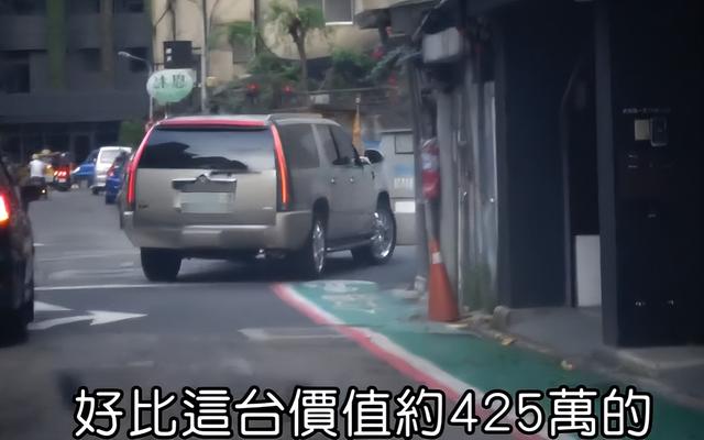 萧敬腾和他的女朋友在路边吃臭豆腐！开百万豪车太霸气了。
(图5)