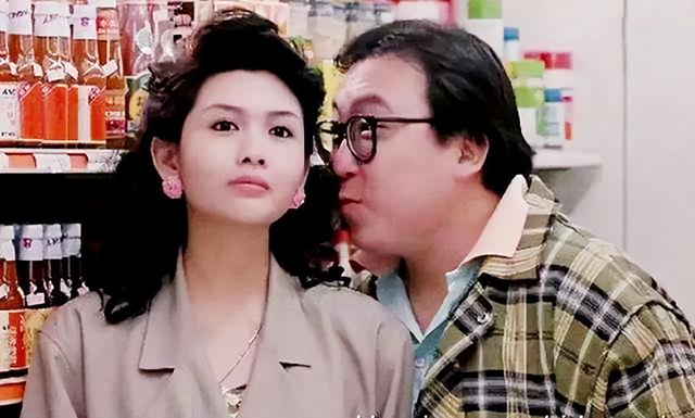 导演王晶过67岁生日，一家人开心拍全家福，小女儿王子涵美貌出众