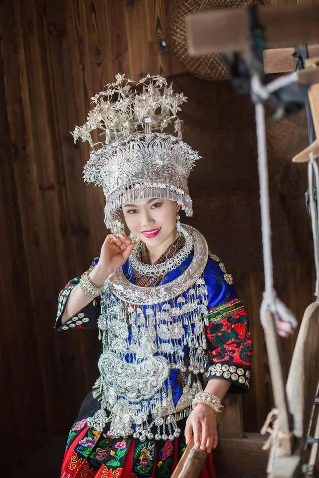 苗寨美女，穿著幾乎在苗區都消失的特色苗族服飾，美得讓人心醉