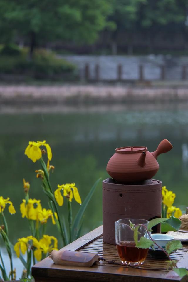 「唐叙」雨后河边石上饮，落花香褪茶香飘