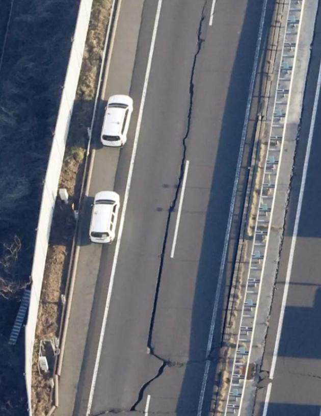 日本地震已致4人死亡97人受伤、公路裂开50米长缝