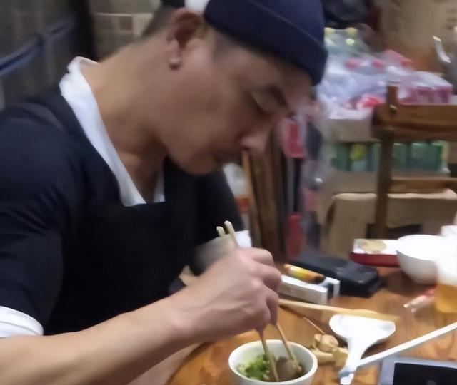"不老男神"都假的，满脸皱纹、发黄出油，生图揭露"人间真实"