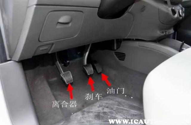 手动挡哪边是刹车哪边是油门(手动挡刹车油门在哪里)