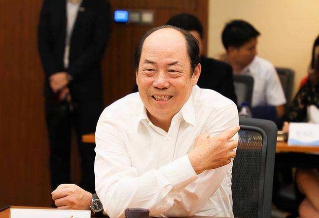 恒大融创双双被停牌，这个老农民却手握1800亿现金，还有27万亩地