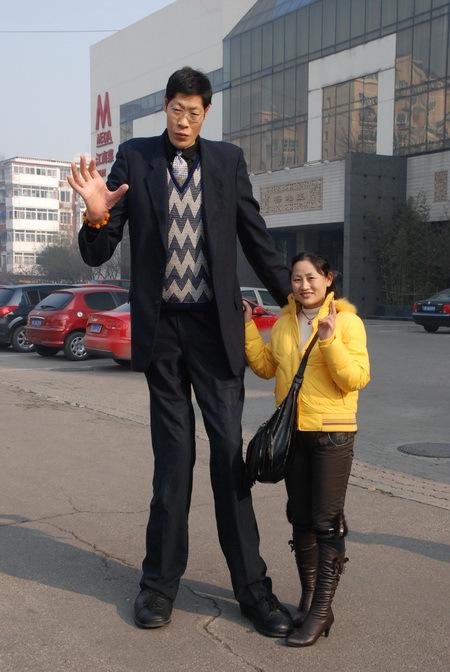 世界第一高人5米9的人图片