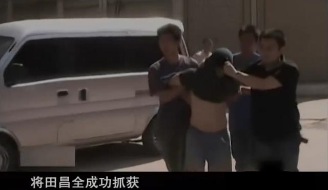 2011年，重庆30余名女子被骗财骗色，调查发现舞厅美男设下迷魂阵