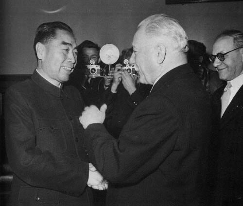 1955年蒋介石派人暗杀周恩来，飞机爆炸后，发现周恩来不在飞机上