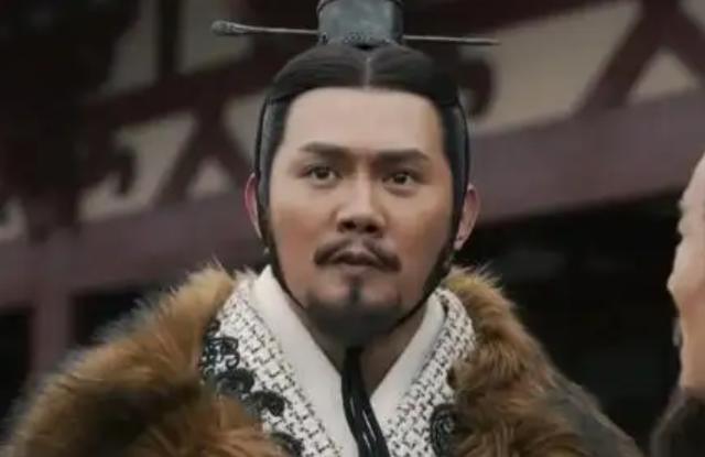 宴会上，荆轲夸一美人的手很好看，不久太子丹便将那双手送给了他