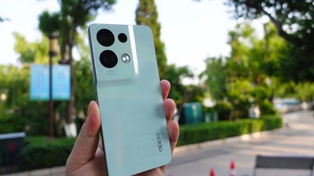 别买，太贵了，OPPOReno8系列还在玩高价低配？