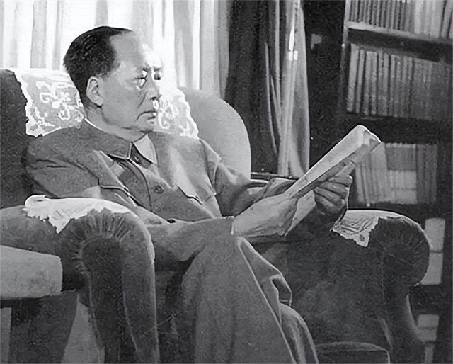 1972年，毛主席穿睡衣参加陈毅追悼会，遗孀眼含泪花：您怎么来了