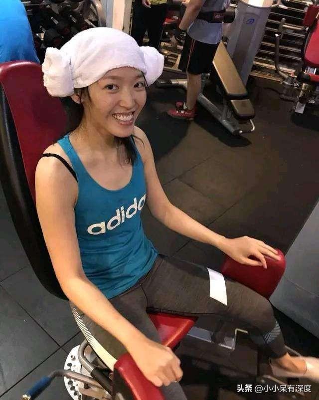 老戏骨李立群的隔离生活，与妻子照片，头发花白互相依偎恩爱十足