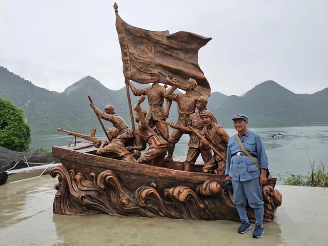 1935年3万红军被围，危急时刻一小战士提出主意，毛主席赞叹不已