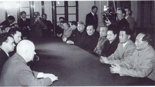1957年毛泽东率团访苏，赫鲁晓夫问这小个子是谁，邓小平机智回答