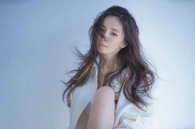 午后阳光中悠悠的杨幂，明媚温光中的美，谁能欣赏？