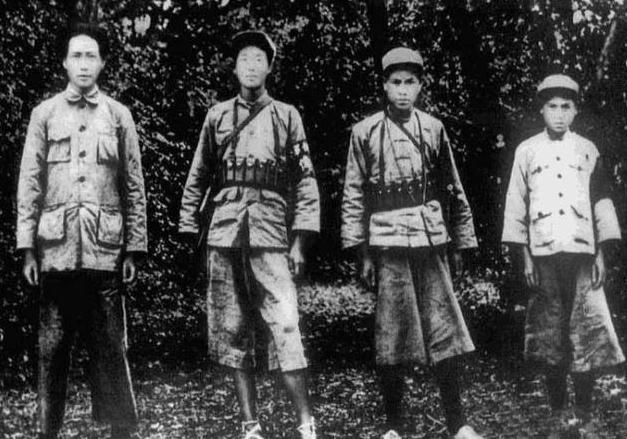 1958年毛主席到山东考察，笑着对一名干部说：小鬼，官不小嘛