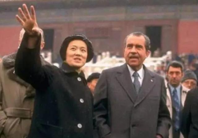尼克松访华，女翻译一个失误，羞愧地低头，周总理一句话巧妙化解