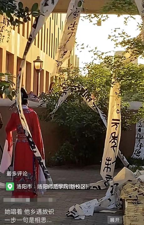 “漫卷诗书喜欲狂”，高校女生穿戏服唱戏腔，评论却两极分化