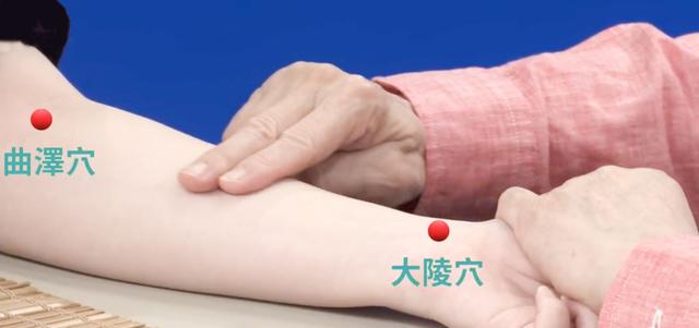 按一穴能治腋臭，推推手臂能管心血管，这些简单的按摩法，赶紧来学
