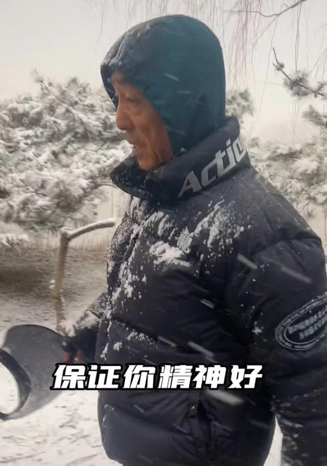 71岁张艺谋身体状况引担忧，拆盲盒包装双手颤抖，两鬓斑白脸消瘦