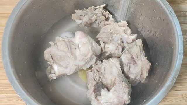 排骨湯怎么讓排骨不柴？排骨湯怎么不讓湯變白，這篇文章得看看