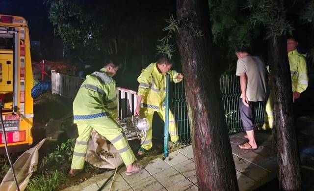 冷空气南下暴雨持续下，交警硬核救援刷遍朋友圈！