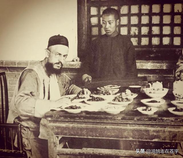 晚清罕见照片：女子穿袄裤亭亭玉立，年轻神父用刀叉吃花生米