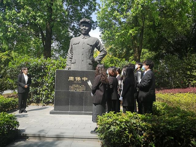 传奇！他15岁辍学当兵，后升为将军，出任这所大学首任院长！
