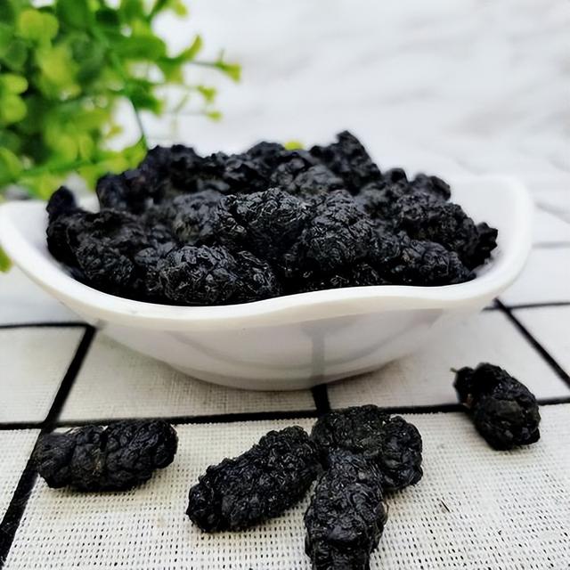 桑葚干泡水，应该用开水还是温水？适量饮用，有哪些好处？