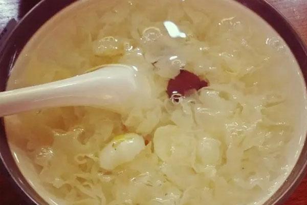 睡觉时总是悄悄出汗，被子都汗湿了，怎么回事？当心阴虚、盗汗