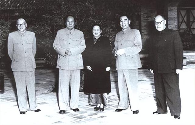 81年宋庆龄去世，保险柜里发现两封32年前的信，来自毛泽东周恩来