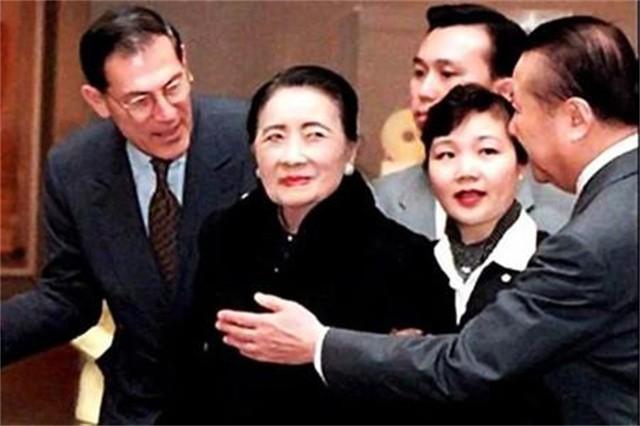 在得知蒋经国离世后，沉默许久的宋美龄落寞又悲伤地说了句话