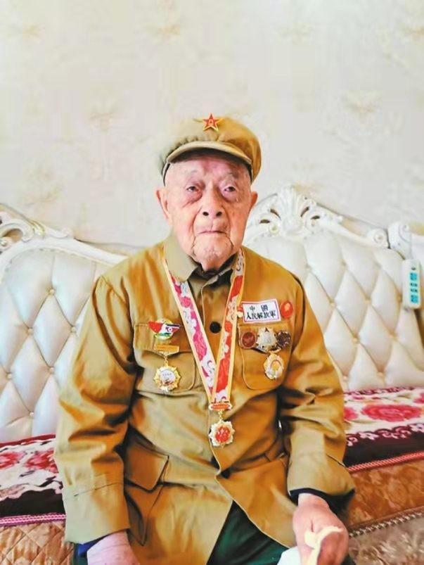 养蚕老汉隐藏身份36年，连妻儿都瞒着，因工作人员填错地名而暴露
