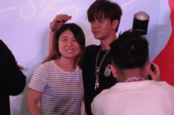 没想到2022年一开始，成龙和黄渤，就给许多大明星，敲响了警钟
