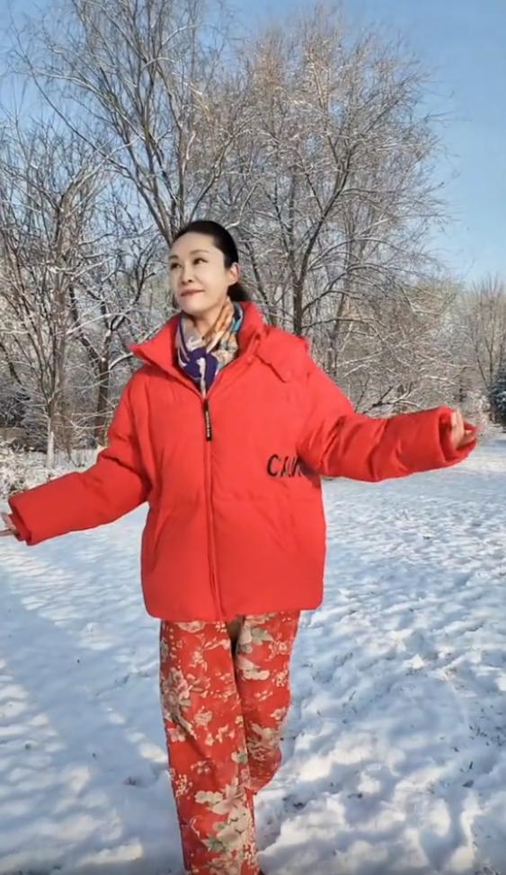 57岁于文华雪里又唱又跳，歌声甜美似少女，红棉袄花裤子超可爱