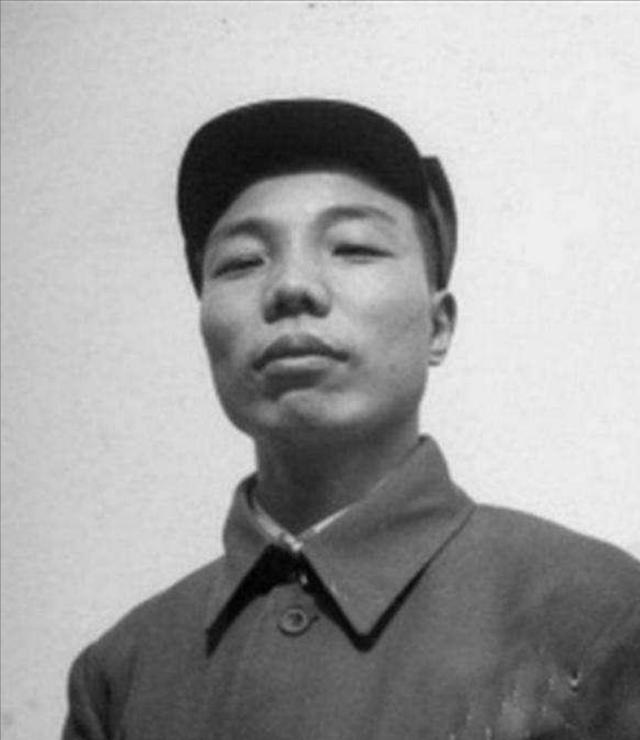 38年毛主席偶遇王新兰，开玩笑说：当心你的肖华被别的姑娘抢走了