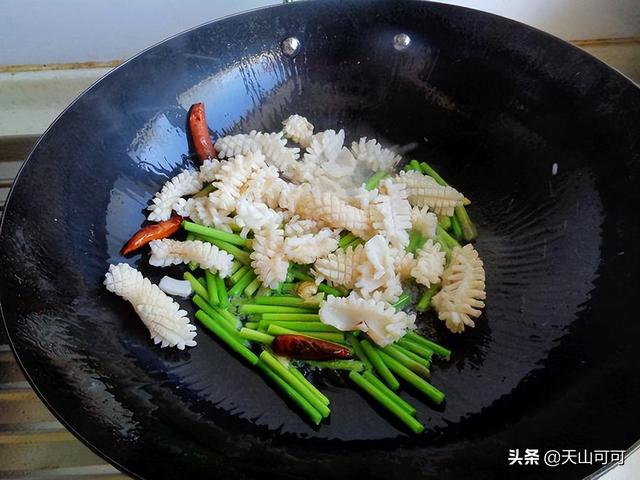 鱿鱼花怎么做好吃？和它搭配，几分钟炒一盘，脆嫩爽口无腥味