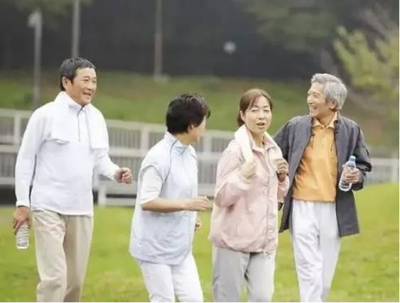 多散步对血管好？医生建议：50岁之后，坚持做这2件事或比运动好
