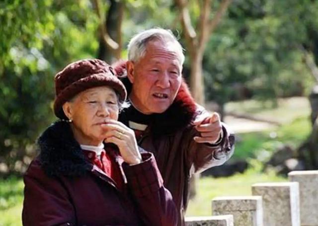 台湾省老兵晚年回乡探亲，睡在母亲床边，母亲：他是谁，咋还不走