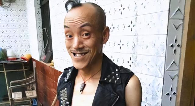 冯加六:凭"光头强"形象走红,把养女当亲生女儿