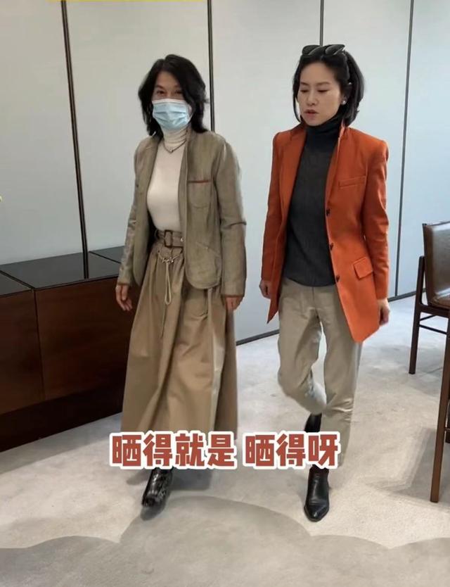 央视美女主持约见董明珠，后者生病初愈显憔悴，二人搂抱似姐妹