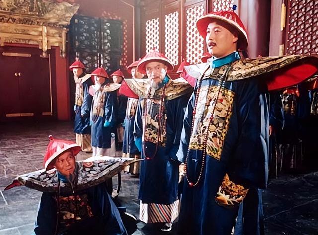 雍正去浙江视察，见大臣亲自给灾民发粥，回京后立刻举荐他升职